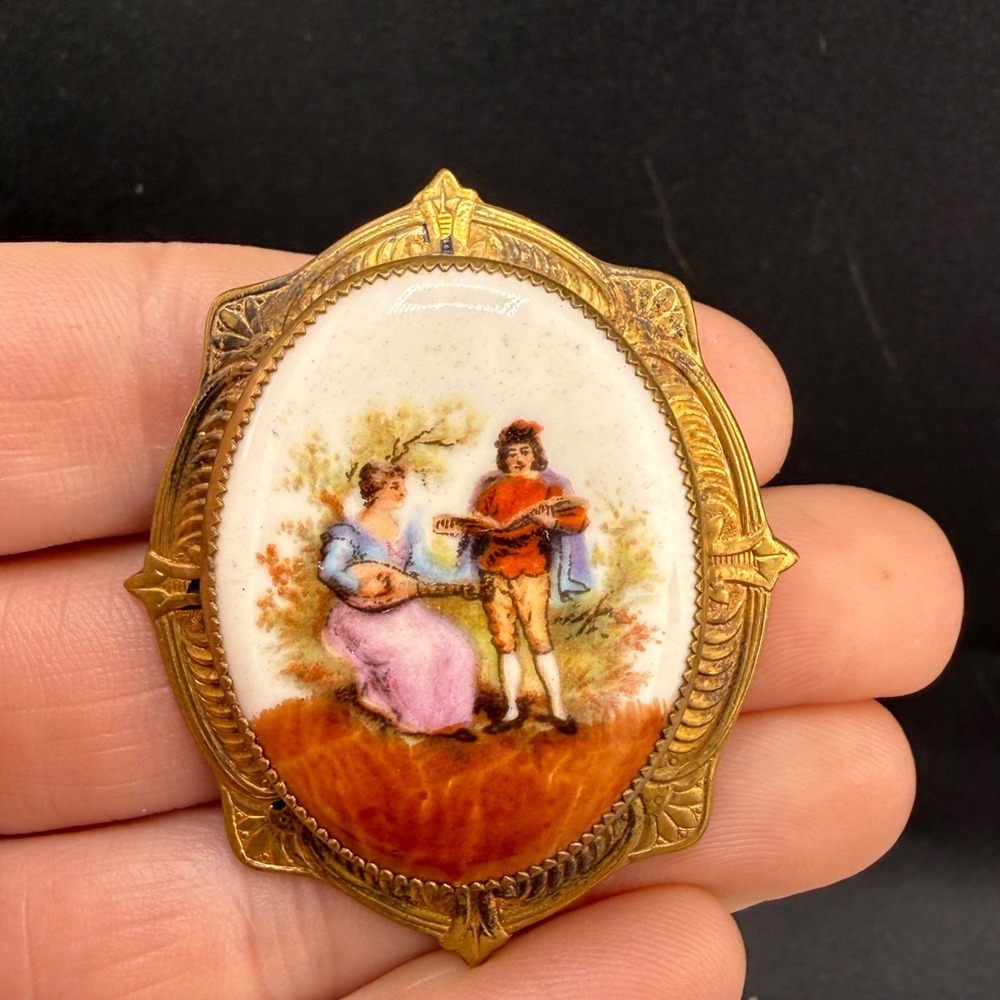 Vintage Courting Couple Brooch Porcelain Gold Tone